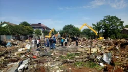 Satpol PP Kota Tangerang Bongkar Bangunan Liar di Perumahan Aster Cibodas