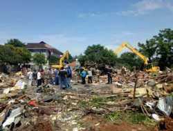 Satpol PP Kota Tangerang Bongkar Bangunan Liar di Perumahan Aster Cibodas